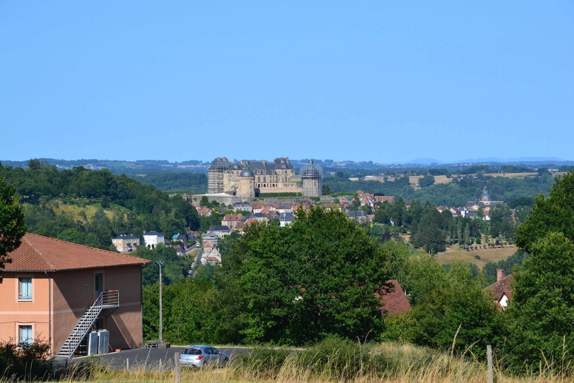 Hotel Au Perigord Noir Hautefort Exterior foto